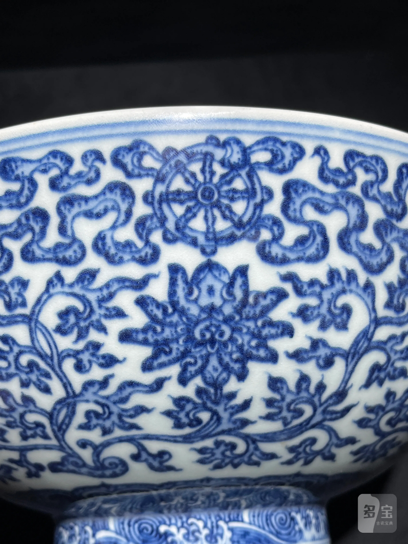 清乾隆 青花莲托八宝纹大碗 - 图4